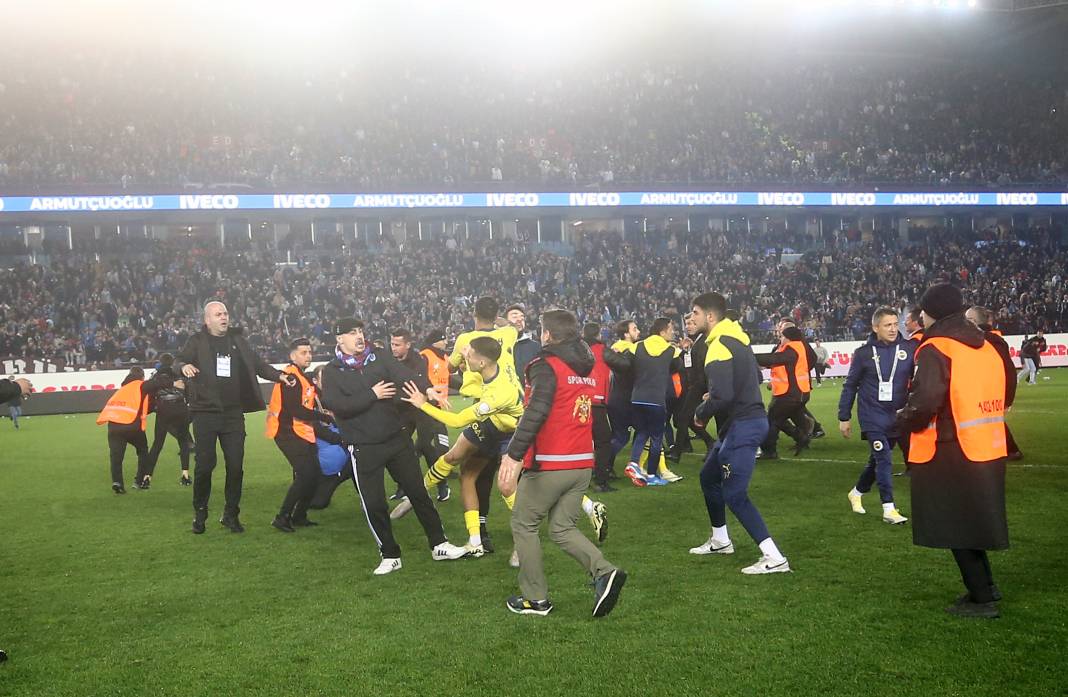 Trabzonspor-Fenerbahçe maçındaki olaylar dünya basınında! Geniş yankı uyandırdı! Yaşananları bu manşetle gördüler 4